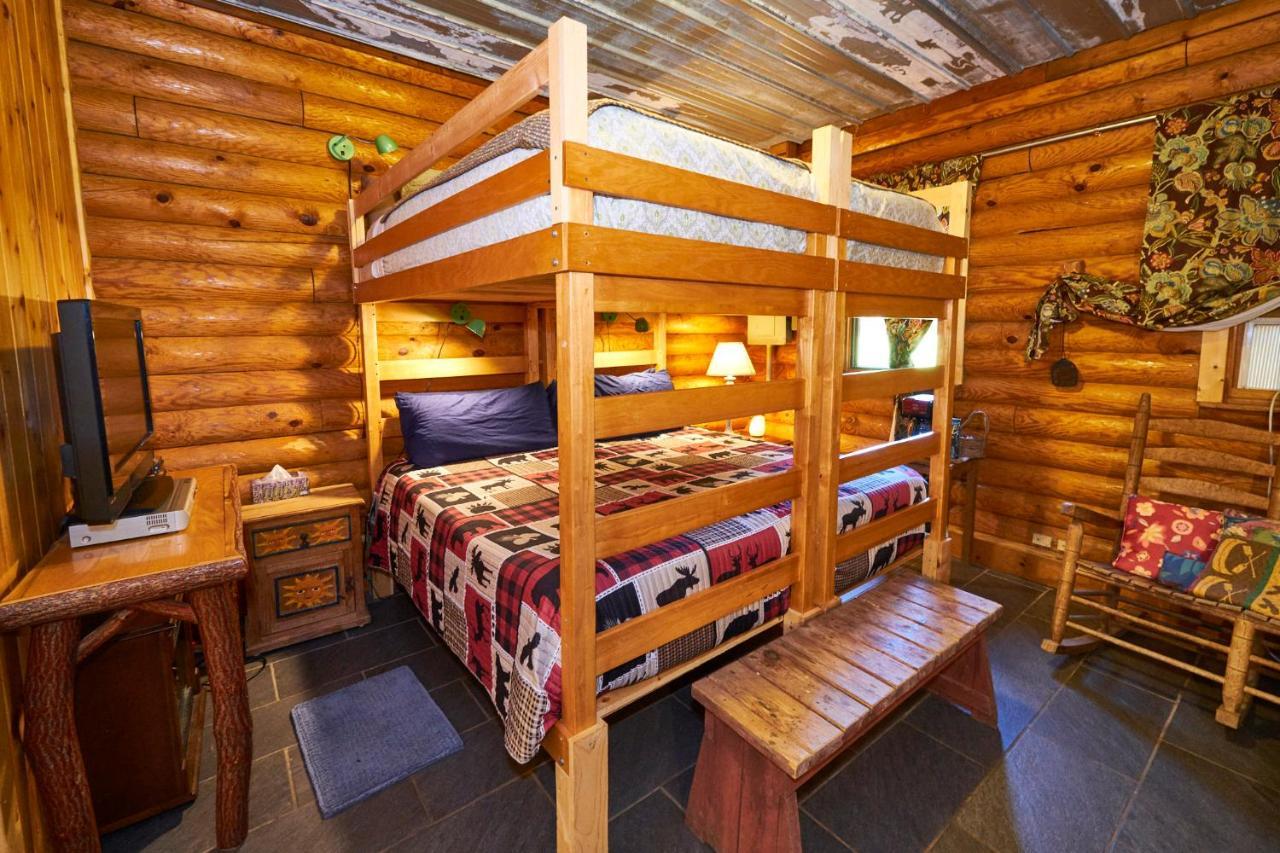 Creekwalk Inn Bed And Breakfast With Cabins Cosby Exterior photo
