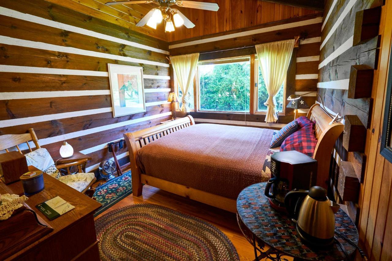 Creekwalk Inn Bed And Breakfast With Cabins Cosby Exterior photo