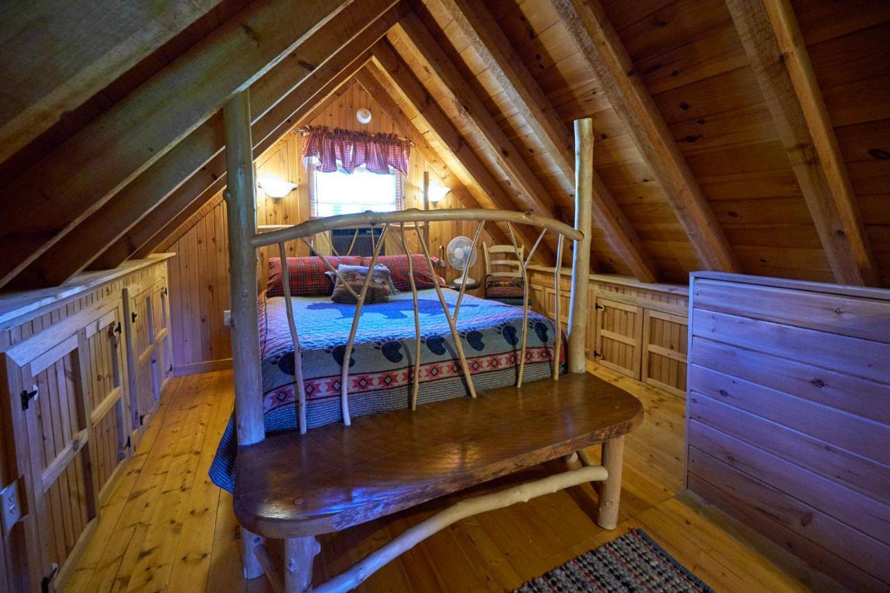 Creekwalk Inn Bed And Breakfast With Cabins Cosby Exterior photo
