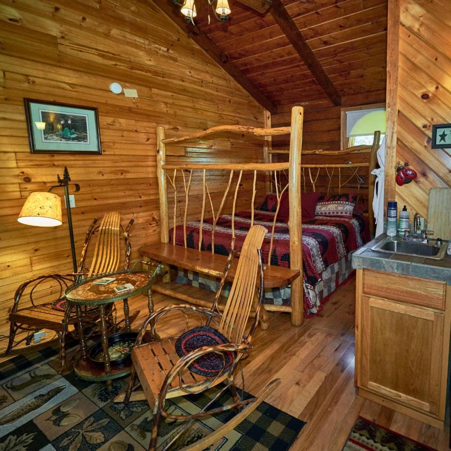 Creekwalk Inn Bed And Breakfast With Cabins Cosby Exterior photo